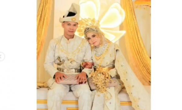 nikah pemuda malaysia Tangkapan layar pemuda Malaysia duduk di pelaminan bersama gadis Madura. (Foto:Tiktk @Yinah_noi).