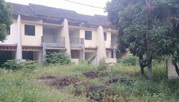 RUMAH 2 Puluhan rumah mewah tidak berpenghuni terbengkalai di Kawasan Industri Pulogadung, Cakung, Jakarta Timur.. (Foto MPI).