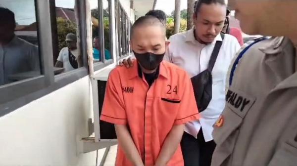 Anak Ketua DPRD Ambon Polisi menahan Abdi Toisuta, anak Ketua DPRD Kota Ambon, Elly Tousitta, yang ditetapkan sebagai tersangka penganiayaan pelajar SMA hingga tewas. (Foto: Nurdin Abdullah)