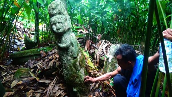 Nisel Gempar, Penemuan Batu Bersejarah Diduga Peni Nisel Gempar, Penemuan Batu Bersejarah Diduga Peninggalan Nenek Moyang (Foto: iNews/Jonirman)
