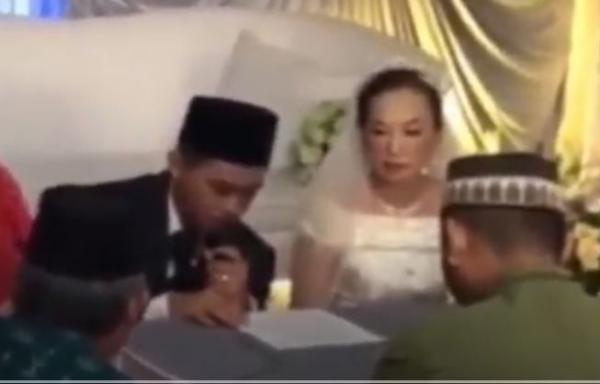 Brondong berusia 16 tahun, K mengucapkan ijab kabul saat menikahi Mariana (41) di Kabupaten Sambas. (Foto: iNews/Uun Yuniar)