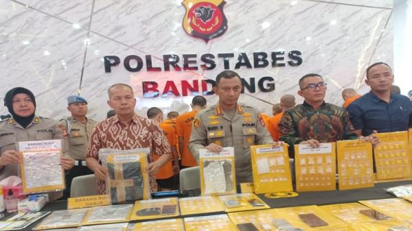 OPERASI ANTIK BANDUNG Kapolrestabes Bandung Kombes Pol Budi Sartono didamping Kasatresnarkoba AKBP Fauzan Syahrir menunjukkan barang bukti narkoba yang disita dari 18 tersangka. (FOTO: iNews.id/AGUS WARSUDI)