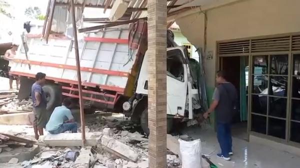Kecelakaan di Barito Utara Kecelakaan hari ini terjadi di Jalan Brigjen Katamso, Kecamatan Teweh Tengah, Kabupaten Barito Utara, Kalimantan Tengah, Sabtu (5/8/2023). (Foto: Faturohman)..