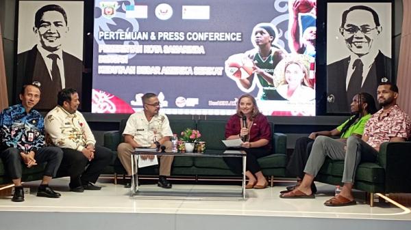 Kedatangan Stephen Howard dan Crystal Langhorne Kedatangan Stephen Howard dan Crystal Langhorne untuk mempromosikan olahraga bola basket di Kota Samarinda