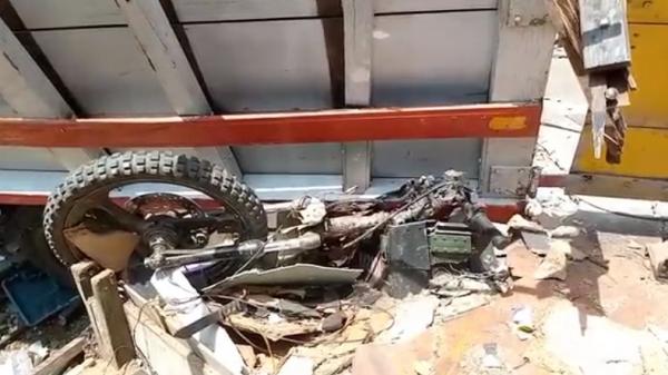 Truk kecelakaan di Barito Utara Sepeda motor ringsek terlindas truk di Barito Utara, Kalimantan Tengah, Sabtu (5/8/2023). (Foto: Faturohman).