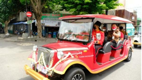 WhatsApp Image 2023 08 06 At 3 19 05 PM 1 Mobil listrik klasik yang dapat dijajal oleh para wisatawan di Solo. (Foto: istimewa)