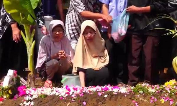 Keluarga M Zidan mahasiswa UI yang tewas dibunuh seniornya mendoakan almarhum di kuburnya. (Foto: iNews)