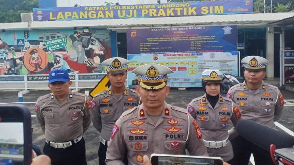 UJIAN PRAKTIK SIM BANDUNG1 Kasatlantas Polrestabes Bandung Kompol Eko Iskandar memberikan keterangan terkait perubahan trek ujian praktik SIM C. (FOTO: iNews.id/AGUS WARSUDI)