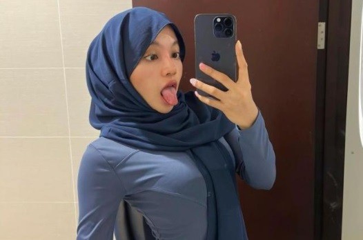 Pose andalan Oklin Fia saat unggah foto di sosmed. (Foto: instagram)