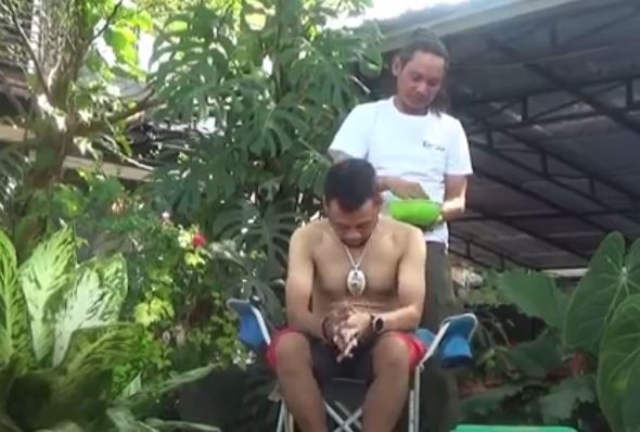 Panji Petualang yang mengidap diabetes menjalani pengobatan alternatif. (Foto: iNews)