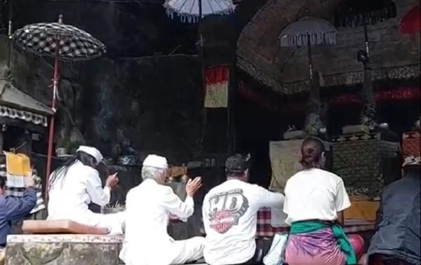 Wna Korea Rusak Pura Bali Upacara Guru Piduka di Pura Goa Raja. (Foto: Yunda Ariesta)