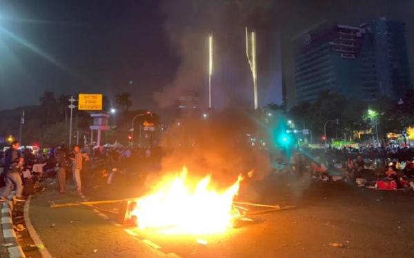 Buruh Bakar Pembatas Jalan Massa buruh bakar pembatas jalan. (Foto: Bachtiar Rojab)
