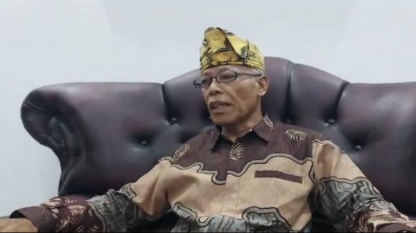 Buntut Mobil Terobos Jalan Baru Dicor, Kadispora L Buntut Mobil Terobos Jalan Baru Dicor, Kadispora Lubuklinggau Ditegur Wali Kota (Foto: iNews/Era Neizma Wedya)