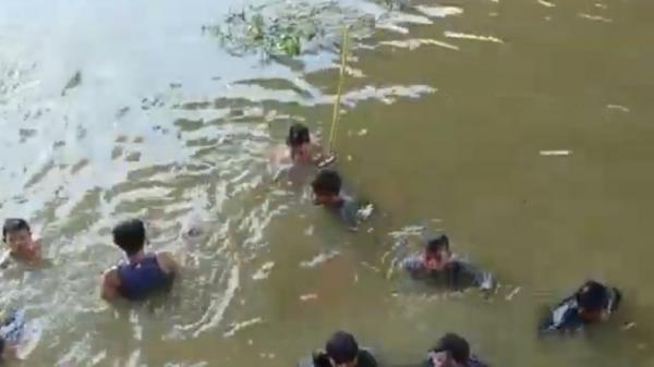 Warga menyelam mencari harta karun di sungai Desa Warga menyelam mencari harta karun di sungai Desa Arisan Buntal, Kecamatan Kayu Agung, Kabupaten Ogan Komering Ilir (OKI) Sumatera Selatan (Sumsel) (Foto: iNews/Fitriadi)