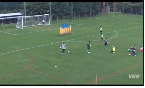Dalam latihan itu Arhan mendapat kesempatan melakukan tendangan bebas. Terlihat rekan-rekan Arhan menyaksikan pemuda Blora itu mengambil eksekusi tendangan bebas. (foto: Instagram/Pratamaarhan8)