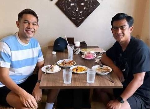 Fajar Alfian (kiri) makan bareng dengan Pratama Arhan di Tokyo, Jepang, beberapa waktu lalu. (Foto: Instagram @fajaralfian95)