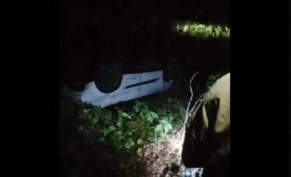 Laka pedangdut Kecelakaan mobil yang melibatkan pedangdut Irwan Krisdiyanto. (Diwan Mohammad Zahri).