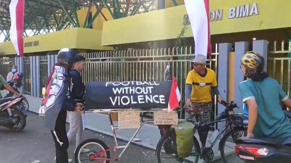 MIDUN KANJURUHAN TIBA DI CIREBON1 Miftahul Ramli dikawal sejumlah suporter sepak bola saat tiba di Stadion Bima, Kota Cirebon. (FOTO: iNews/MIFTAHUDIN)
