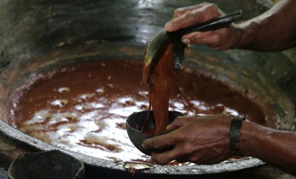 Gul Aren Di Pulau Bacan 1 Pembuatan gula aren prosesnya masih tradisional di Pulau Bacan. (Foto: ANTARA)