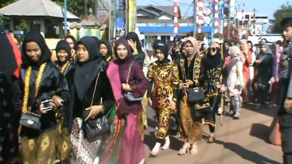 KARNAVAL BUDAYA TANAH LAUT Peserta karnaval budaya (FOTO: iNews/ZULKIFLI YUNUS)