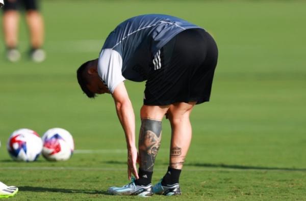 Lionel Messi Cedera Lionel Messi memegang kaki kirinya saat latihan bersama Inter Miami, Selasa (15/6/2023). (Foto: The Sun)