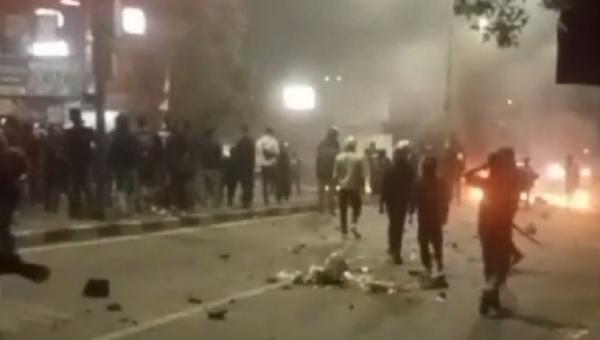 Polisi membubarkan warga Dago Elos yang memblokir Jalan Ir H Juanda, Bandung. (Foto: ist)