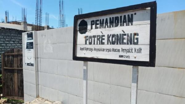 Wisata pemandian di Sampang Pemandian Potre Koneng di piggir Jalan Kelurahan Banyuanyar, Kabupaten Sampang diyakini bisa menyembuhkan kulit. (Foto: Diwan Mohammad Zahri).