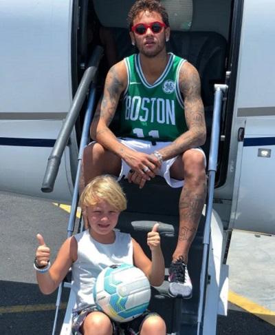 Neymar dan pesawat Neymar Jr juga meminta agar Al Hilal menyediakan pesawat pribadi untuk dirinya dan keluarga. (Foto: The Sun)