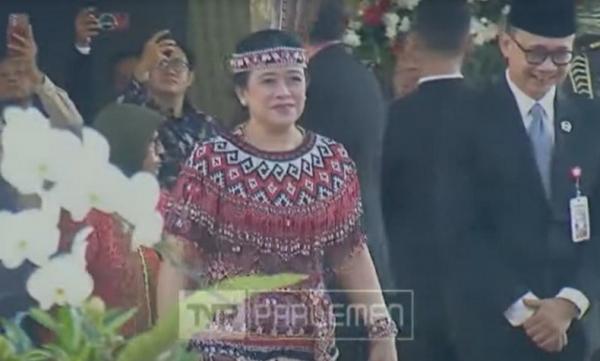 Puan Baju Adat Dayak Kalbar