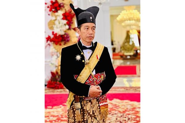 Presiden Joko Widodo mengenakan baju Ageman Songkok Singkepan Ageng di upacara 17 Agustus di Istana, Presiden Joko Widodo mengenakan baju Ageman Songkok Singkepan Ageng di upacara 17 Agustus di Istana,