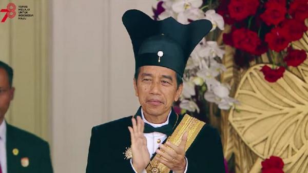 Jokowi Tepuk Tangan Presiden Jokowi memberikan tepuk tangan spesial kepada Tim Paskibraka Indonesia Maju usai pengibaran Bendera Merah Putih di Upacara HUT ke-78 Kemerdekaan RI. (Foto: BPMI Setpres)
