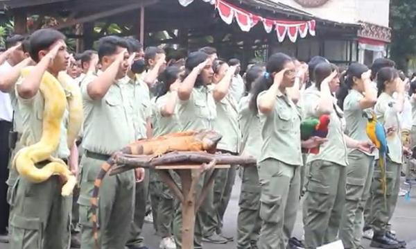 Upacara 17 Agustus di Bali Safari. (Foto : Ketut Catur)