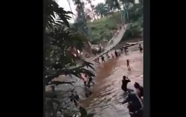Jembatan Putus Di Sekadau Jembatan putus di Sekadau saat lomba 17 Agustus. (Foto: Triyanto)