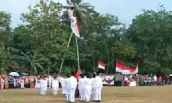 Pelatih Paskibra di Lampung jatuh dari tiang bendera. (Foto: IG @memomedsos)