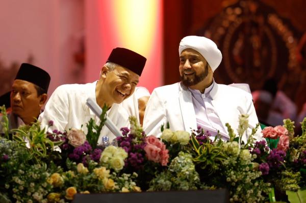 Ganjar Jateng Bersholawat Gubernur Jawa Tengah, Ganjar Pranowo, bersama Habib Syech bin Abdul Qodir Assegaf. (Foto: Istimewa)