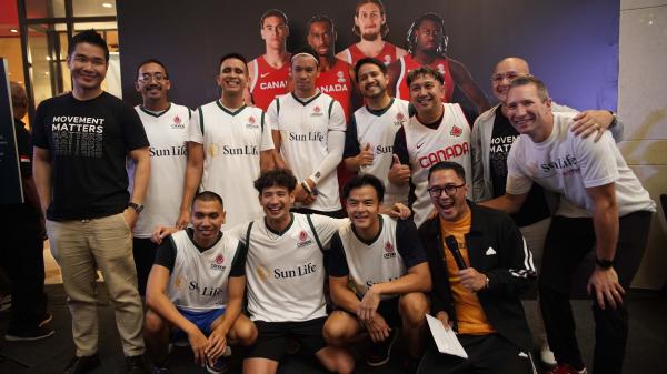Tarra Budiman dan rekan-rekan artis bermain basket. (foto: istimewa)