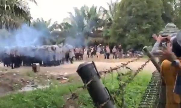 Demo rusuh di Bengkayang berujung bentrok ribuan buruh dengan polisi. (video amatir)