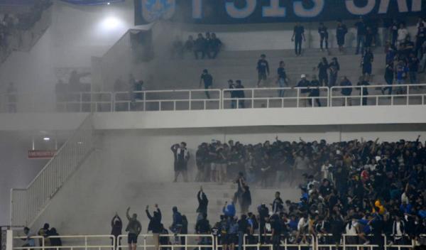 kericuhan suporter laga psis v persib Kericuhan suporter di Tribun Timur usai terjadinya gol pertama ke gawang PSIS di Stadion Jatidiri, Minggu (20/8) malam. (iNews.id)