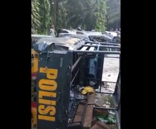 Sejumlah mobil polisi dirusak massa buruh saat berunjuk rasa di Kabupaten Bengkayang. (Foto: iNews)