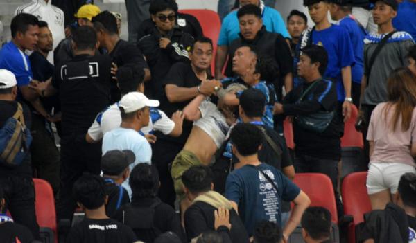 kericuhan suporter psis-persib Kericuhan suporter mewarnai laga PSIS vs Persib di Stadion Jatidiri Semarang, Minggu (20/8/2023) malam. (iNews.id)