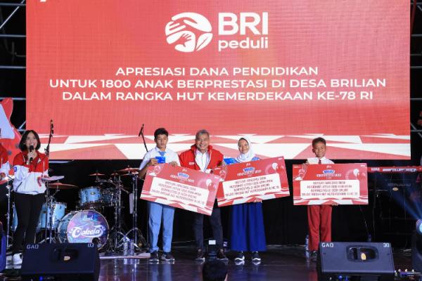 Pemberian beasiswa oleh BRI Peduli Pemberian beasiswa oleh BRI Peduli. (Foto: dok BRI)