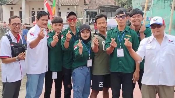 Ketua DPD Pemuda Partai Perindo Rony Pohan (dua dari kiri) foto bersama Karang Taruna Desa Cilebang, Rancamanyar, Bandung di sela-sela kegiatan pesta rakyat HUT Kemerdekaan RI. (FOTO: iNews/SAUFAT ENDRAWAN)