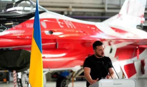 Zelensky F 16 Denmark Reu Presiden Ukraina Volodymyr Zelensky mengecek Jet Tempur F-16 (Foto: Reuters)