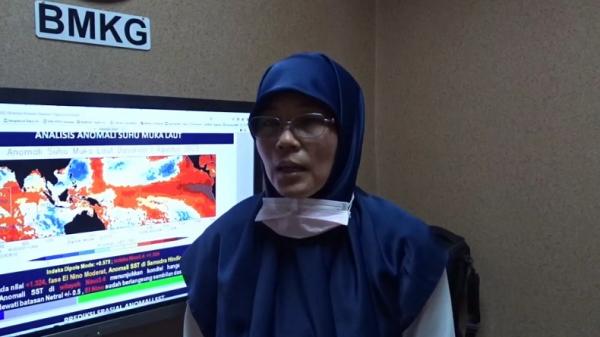 BMKG BANDUNG Staf Data dan Informasi BMKG Bandung Neneng Sugianti. (FOTO: ERVAN DAVID)