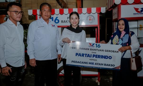 Potret Perindo Bagikan Gerobak Dorong untuk Tingka Potret Perindo Bagikan Gerobak Dorong untuk Tingkatkan Pendapatan Pedagang UMKM