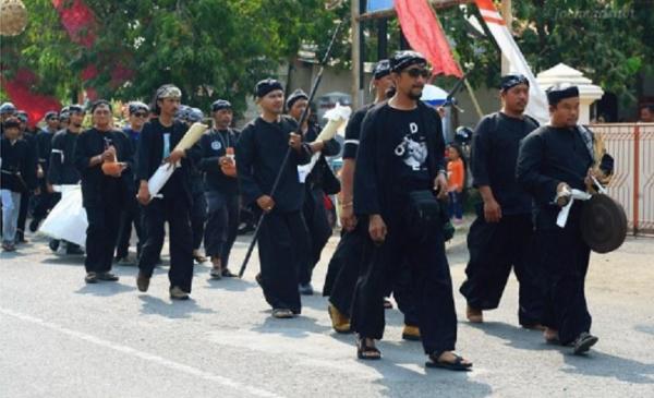 Gothil Baju adat Jatim gothil. (foto: mber: joeheadshot.wordpress.com).