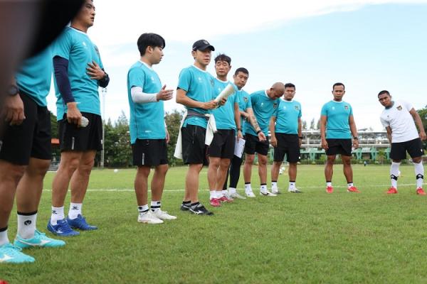 Shin Tae-yong 2 Shin Tae-yong (bertopi) memberi instruksi kepada pasukan Timnas Indonesia U-23 jelang menghadapi Thailand pada semifinal Piala AFF U-23 2023, besok malam. (Foto: PSSI)