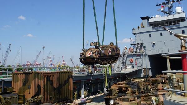 Alutsista Autralia Tank Australia tiba di Surabaya. (Istimewa).