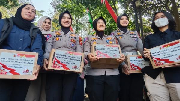 HUT POLWAN BANDUNG BAKTI SOSIAL1 Polwan Polrestabes Bandung membagikan paket sembako kepada warga untuk merayakan dan memperingati HUT ke-75 Polwan. (FOTO: Humas Polrestabes Bandung)