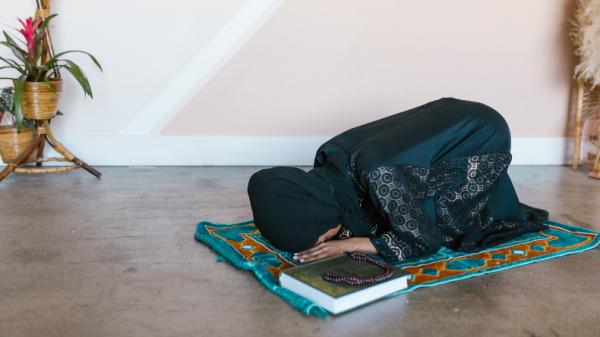 Tata Cara Sholat Qobliyah Subuh bagi Wanita, Lengkap dengan Niat dan Keutamaannya